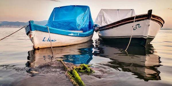 Turkiet Izmir Karsiyaka Juni Båt Bilder Vid Solnedgången — Stockfoto