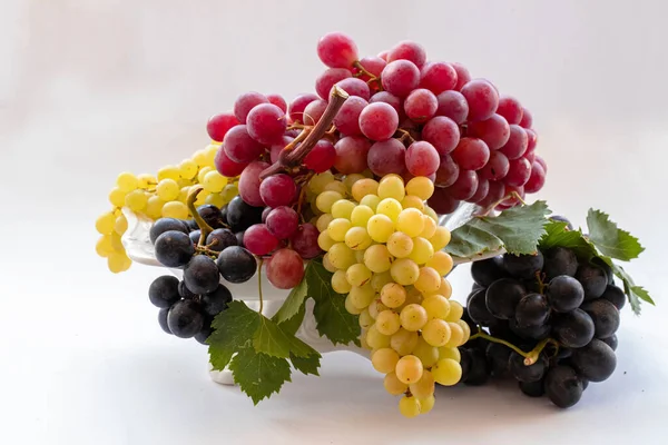 Winogrona Czarne Żółte Czerwone Białym Tle — Zdjęcie stockowe