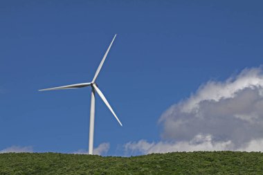 Mavi gökyüzü ve rüzgar türbinleri