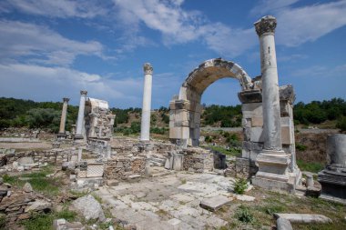 Stratonikeia Antik Şehir. Stratonikeia, Mugla 'da; Eskihisar Köyü' nde, Yatagan 'ın 7 kilometre batısında. Bronz Çağı 'nın sonlarından günümüze kadar kesintisiz bir yerleşim yeri olmuştur.