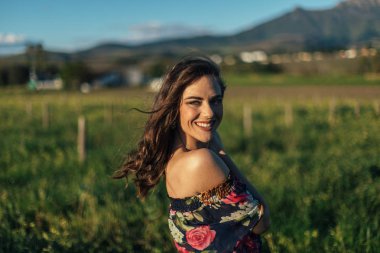 Alan güzel esmer kadın portresi 