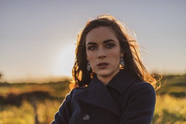 Kış modası ile günbatımı güzel emin esmer kadın portre çekim