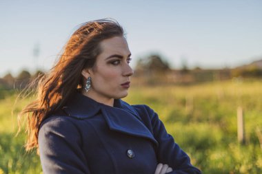 Kış modası ile günbatımı güzel emin esmer kadın portre çekim