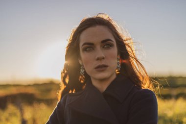 Kış modası ile günbatımı güzel emin esmer kadın portre çekim