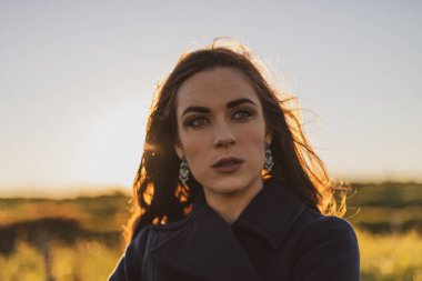 Kış modası ile günbatımı güzel emin esmer kadın portre çekim