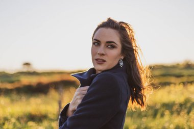 Kış modası ile günbatımı güzel emin esmer kadın portre çekim