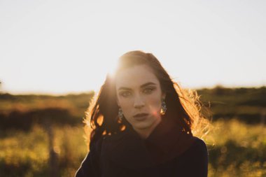 Kış modası ile günbatımı güzel emin esmer kadın portre çekim