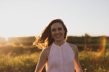 Gün batımında güzel mutlu esmer kadın portresi