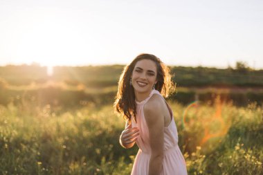 Gün batımında dans alanında oldukça esmer kadın