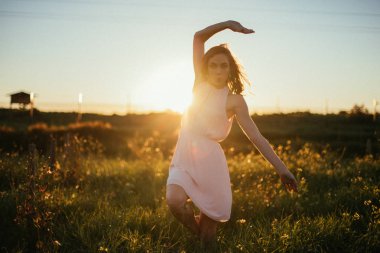 Gün batımında dans alanında oldukça esmer kadın