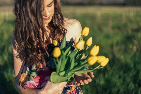 Wanita Berambut Cokelat Cantik Lapangan Dengan Bunga Tulip Kuning — Stok Foto