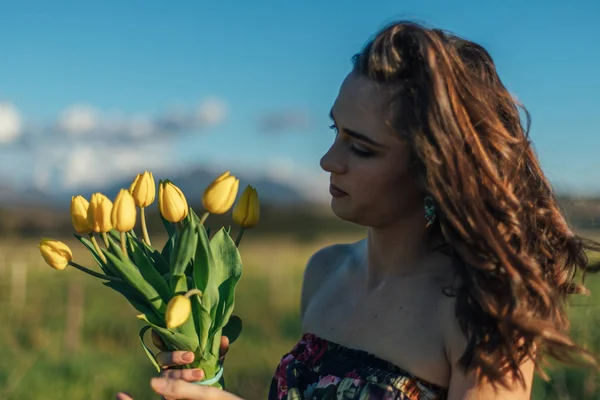 Sarı Lale Çiçek Alanıyla Güzel Esmer Kadın — Stok fotoğraf