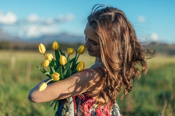 Wanita Berambut Cokelat Cantik Lapangan Dengan Bunga Tulip Kuning — Stok Foto