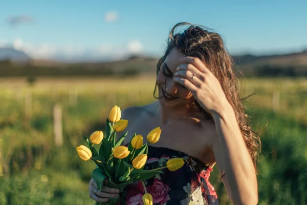 Sarı Lale Çiçek Alanıyla Güzel Esmer Kadın — Stok fotoğraf