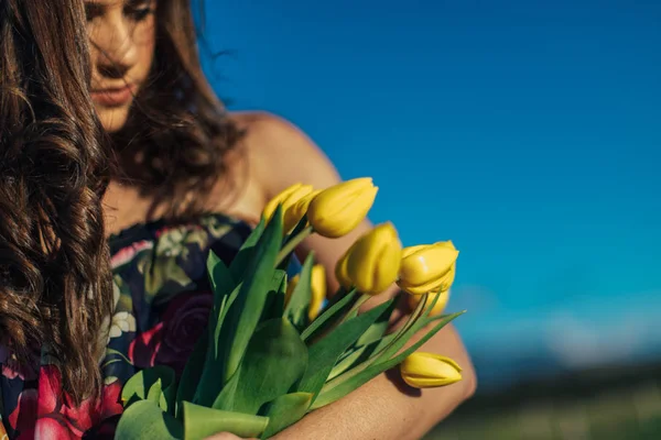 Sarı Lale Çiçek Alanıyla Güzel Esmer Kadın — Stok fotoğraf