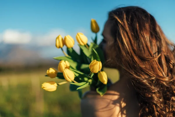 Doğada Çiçek Tutan Güzel Esmer Kadın — Stok fotoğraf