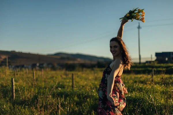 Güzel Esmer Kız Alanı Çiçekler Ile Dans — Stok fotoğraf
