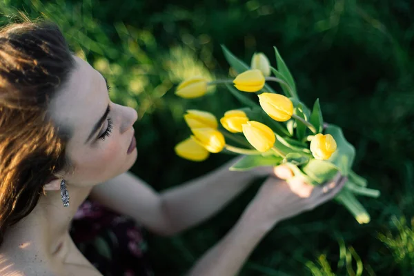 Doğal Sarı Lale Çiçek Ile Esmer Güzellik Portresi — Stok fotoğraf