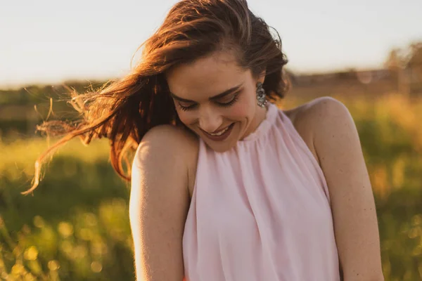 Portraitaufnahme Eines Extrem Glücklichen Mädchens Rosa Sommerkleid Bei Sonnenuntergang — Stockfoto