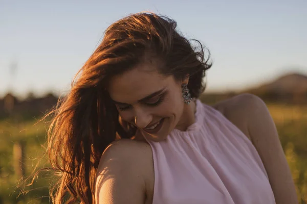 Portraitaufnahme Eines Extrem Glücklichen Mädchens Rosa Sommerkleid Bei Sonnenuntergang — Stockfoto