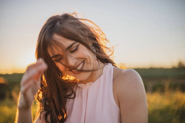 Portraitaufnahme Eines Extrem Glücklichen Mädchens Rosa Sommerkleid Bei Sonnenuntergang — Stockfoto