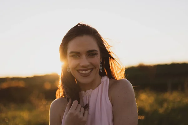 Portraitaufnahme Eines Extrem Glücklichen Mädchens Rosa Sommerkleid Bei Sonnenuntergang — Stockfoto