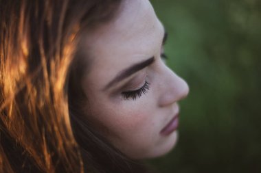 Güzel esmer modeli güzel kirpik ile portre çekim