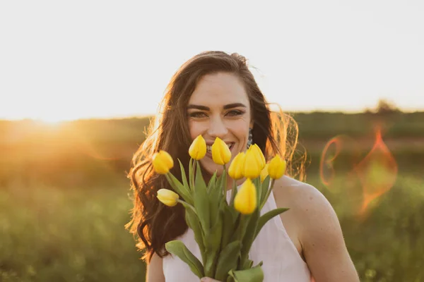 Schöne Glückliche Brünette Frauen Mit Blumen Bei Sonnenuntergang — Stockfoto