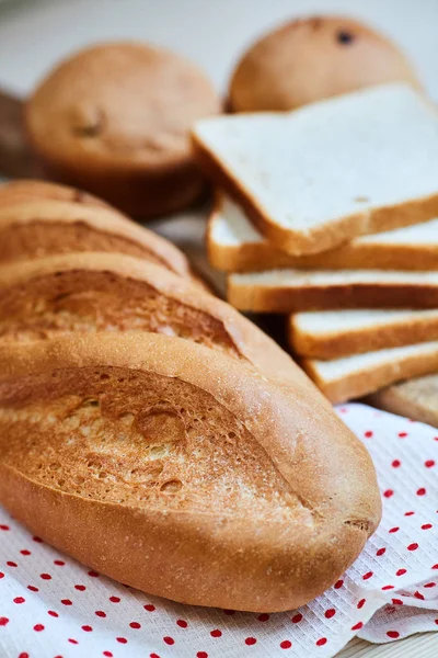 Čerstvý bílý bochník chleba, toasty a dortíky — Stock fotografie