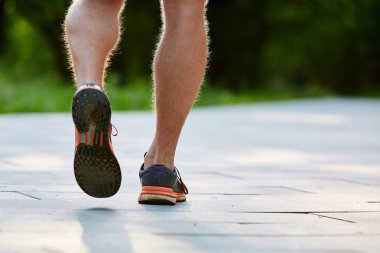 Adam yeşil arka plan üzerinde parkta koşu