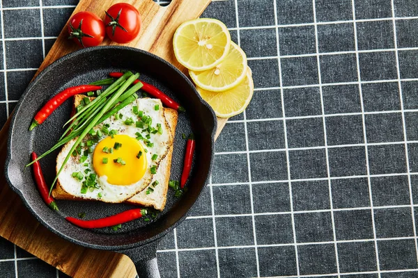 Œufs brouillés sur le pain dans la poêle aux légumes — Photo