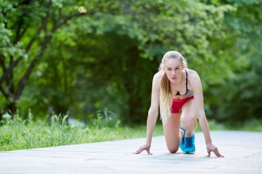 kadın yeşil arka plan üzerinde parkta koşu olduğunu