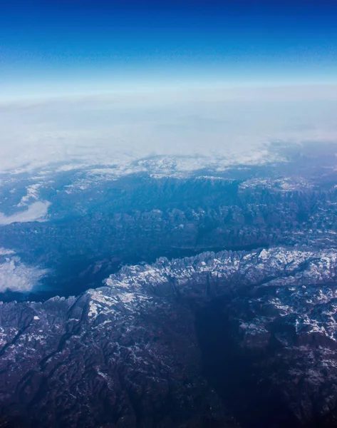 从飞机上拍摄的山脉有设计感和美感 — 图库照片
