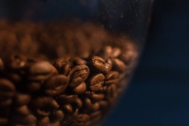 Değirmeni, orada kahve fasulye, siyah arka plan, odak, kahve çekirdekleri bir yeri vardır