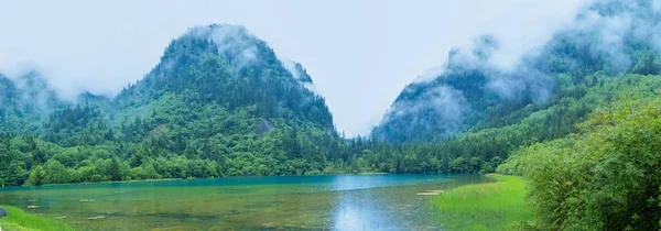 Jiuzhaigou sahne, Çin - Haziran 15, 2017: Bu Çin'in jiuzhaigou doğal alanda bulunan, Çin'de ünlü bir turistik yer.Çoğu bozulmamış. Gölün rengi doğanın rengidir..