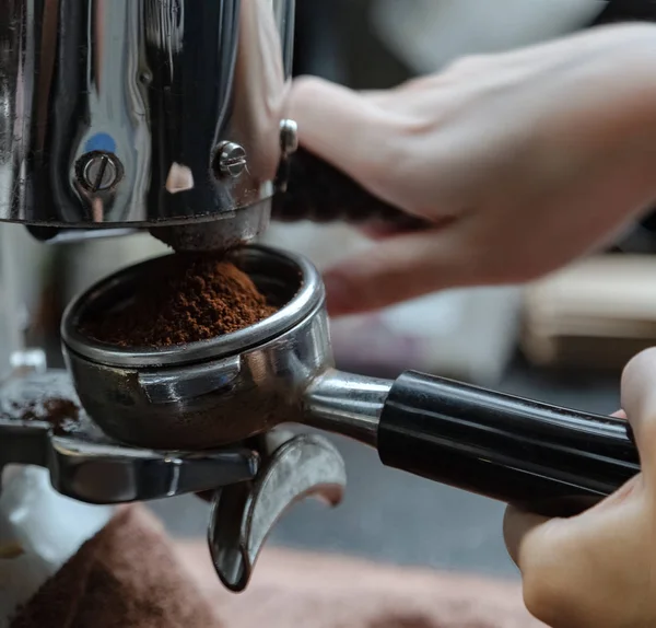 Manuelle Kaffeebohnenmühle Kaffeepulver Mit Beiden Händen Mahlen Kaffeepulver Befindet Sich — Stockfoto