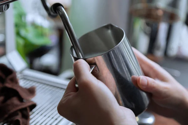Verwenden Sie Den Dampf Der Kaffeemaschine Reine Milch Erhitzen Café — Stockfoto