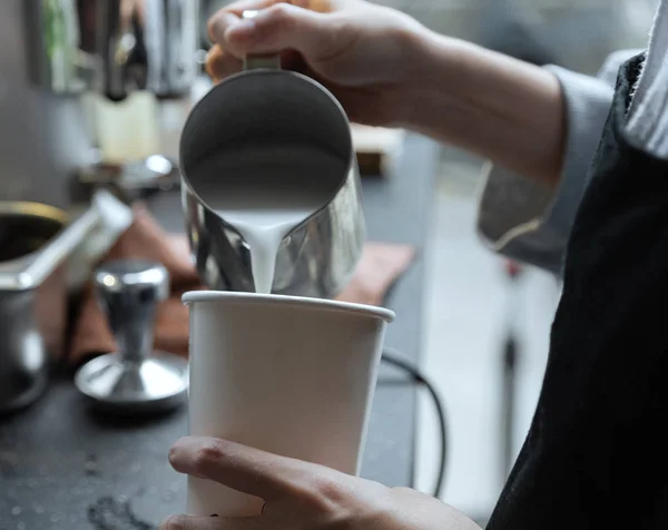 Die Kaffeeproduktion Steht Kurz Vor Dem Abschluss Milch Den Espresso — Stockfoto