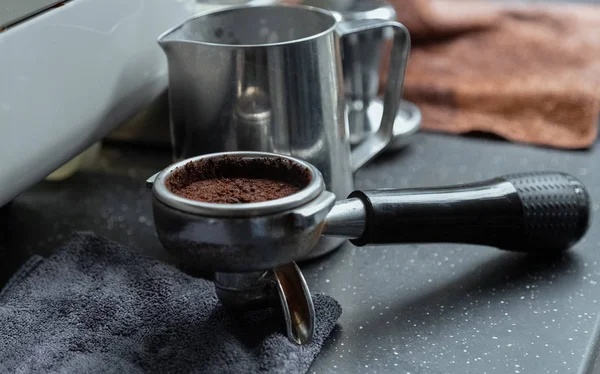 Marmor Schreibtisch Griff Einer Kaffeemaschine Mit Kaffeerückständen Milchzylinder Aus Edelstahl — Stockfoto