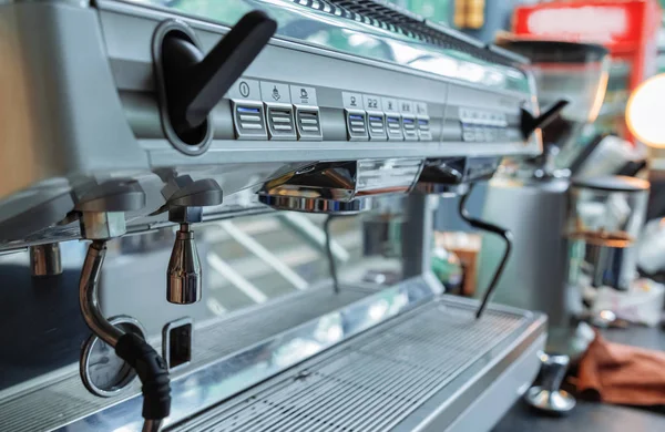 Dies Ist Eine Halbautomatische Kaffeemaschine Daneben Steht Eine Mühle Zum — Stockfoto