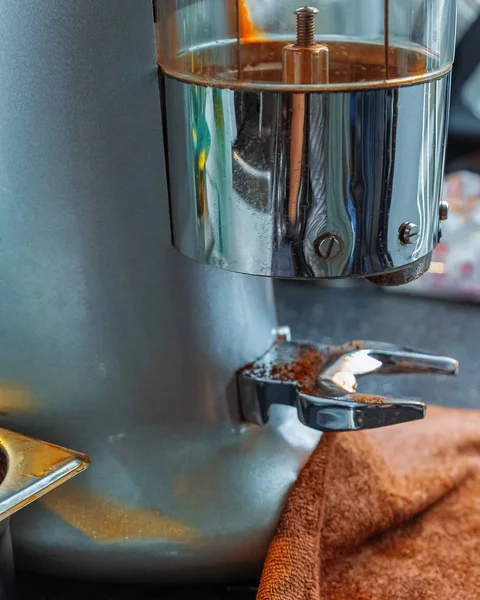 咖啡研磨机 需要将咖啡豆研磨成粉末的机器 金属材料 咖啡店设备 — 图库照片