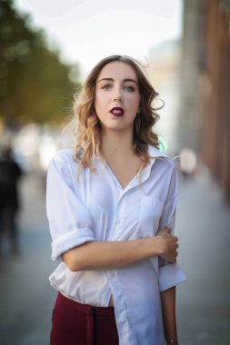 güzel hüzünlü kız closeup portresi