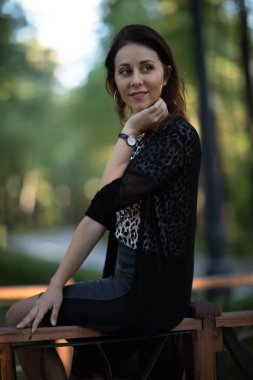 Sokak fotoğraf çekimi. Genç bir kız ile fotoğraf ateş Moscow.Izmailovo Park.Autumn fotoğraf.