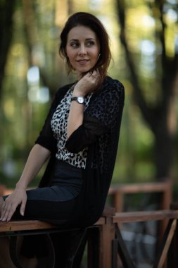 Sokak fotoğraf çekimi. Genç bir kız ile fotoğraf ateş Moscow.Izmailovo Park.Autumn fotoğraf.