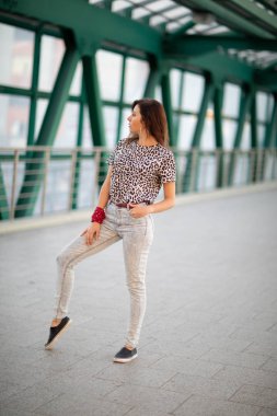 Sokak fotoğraf çekimi. Genç bir kız ile fotoğraf ateş Moscow.Izmailovo Park.Autumn fotoğraf.