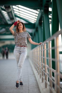 Sokak fotoğraf çekimi. Genç bir kız ile fotoğraf ateş Moscow.Izmailovo Park.Autumn fotoğraf.