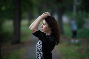 Sokak fotoğraf çekimi. Genç bir kız ile fotoğraf ateş Moscow.Izmailovo Park.Autumn fotoğraf.