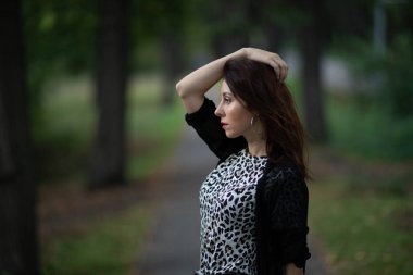 Sokak fotoğraf çekimi. Genç bir kız ile fotoğraf ateş Moscow.Izmailovo Park.Autumn fotoğraf.