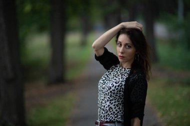 Sokak fotoğraf çekimi. Genç bir kız ile fotoğraf ateş Moscow.Izmailovo Park.Autumn fotoğraf.