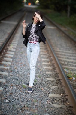 Sokak fotoğraf çekimi. Genç bir kız ile fotoğraf ateş Moscow.Izmailovo Park.Autumn fotoğraf.